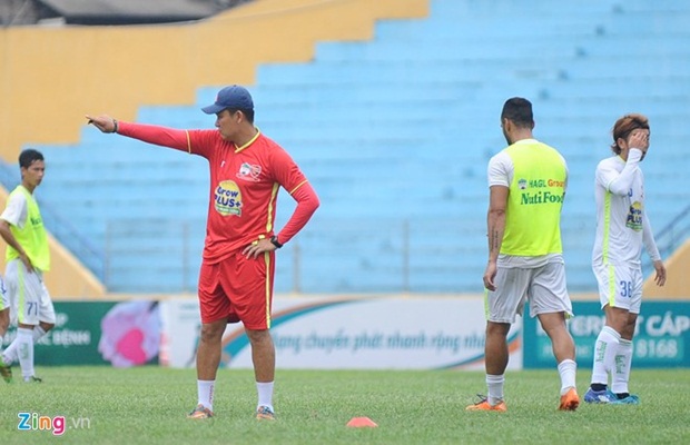 16h30 hôm nay (17/6), HAGL có buổi tập làm quen sân Hàng Đẫy nhằm chuẩn bị cho trận đấu trong khuôn khổ vòng 12 V.League, gặp Hà Nội T&T lúc 16h30 ngày 19/6. HLV Nguyễn Quốc Tuấn (áo đỏ) cho biết, tân binh người Brazil - Junior Paraiba đã hoàn tất thủ tục đăng ký thi đấu với VPF và sẵn sàng ra mắt trong trận đấu tới.
