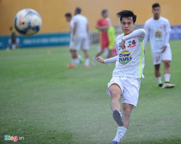 Theo thống kê của trang Soccerway, Văn Toàn ra sân ở cả 11 trận đấu đã qua của HAGL ở V.League 2016. Anh đã thi đấu tổng cộng 928 phút và ghi được 2 bàn thắng.