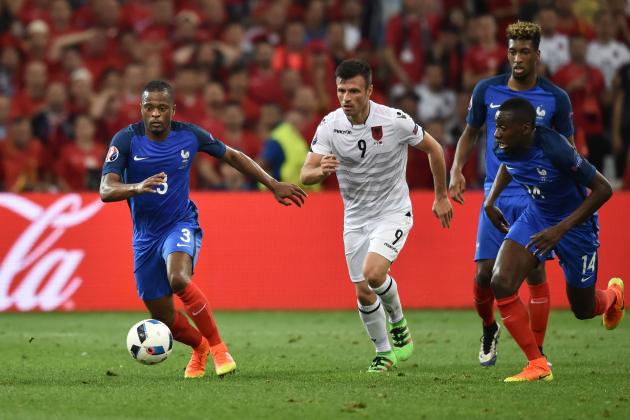 Hàng phòng ngự là điểm yếu lớn nhất của Les Blues tại EURO năm nay. Ảnh: Internet.