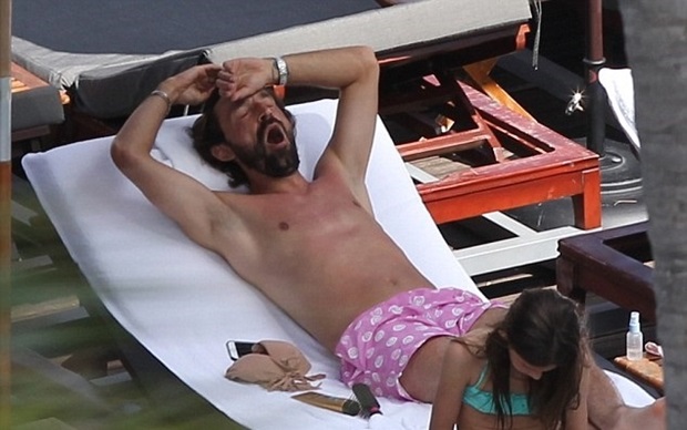 Pirlo tranh thủ nghỉ ngơi trên bãi biển. Ảnh: Internet.
