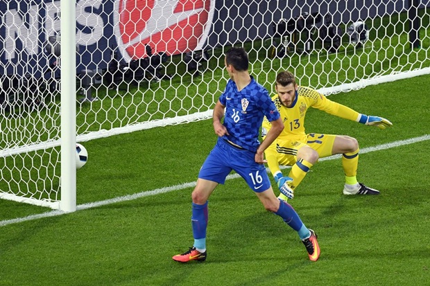 David De Gea (thủ môn, 6,1 điểm): Anh thi đấu không thực sự tốt trong cả hai bàn thua của Tây Ban Nha. De Gea gặp vấn đề về việc phán đoán tình huống và chọn vị trí. Ở đầu trận, anh còn có tình huống phá bóng không tốt và tạo điều kiện cho Rakitic của Croatia dứt điểm trúng cột.