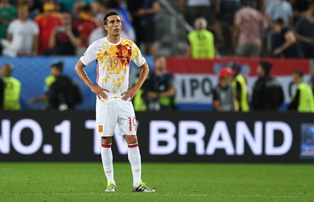 Dự bị Bruno Soriano (tiền vệ, 6 điểm): HLV Del Bosque chờ đợi tiền vệ của Villarreal sẽ giúp Tây Ban Nha tạo ra thế trận tấn công tốt hơn. Tuy nhiên, Bruno không mang đến sự đột biến cho lối chơi của đội đương kim vô địch.