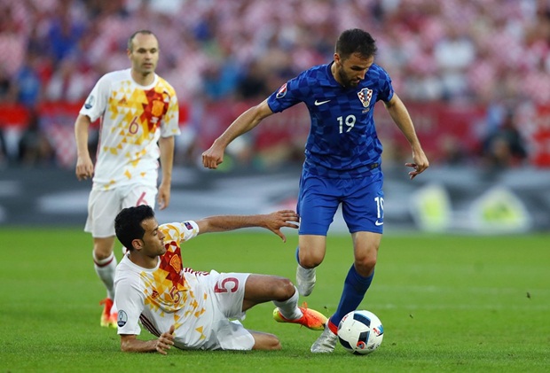 Sergio Busquets (tiền vệ trung tâm, 6,4 điểm): Tiền vệ của Barca thiếu dấu ấn trong việc điều tiết lối chơi cho Tây Ban Nha. Ở trận gặp Croatia, khả năng hỗ trợ phòng ngự của Busquets không được đánh giá cao khi chỉ có 1 lần tắc bóng thành công.