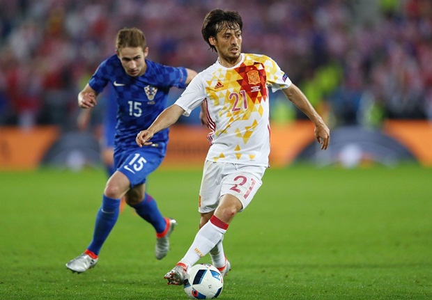 David Silva (lệch phải, 7,5 điểm): Cầu thủ 30 tuổi chính là người chơi nổi bật nhất trên hàng công của Tây Ban Nha. David Silva mở đầu tình huống dẫn đến bàn thắng của La Roja khi chọc khe cho Fabregas để tiền vệ Chelsea thực hiện cú căng ngang cho Morata mở tỷ số.