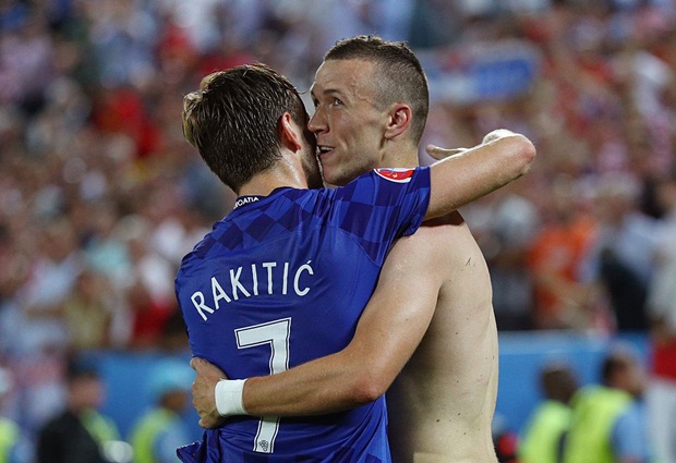 Croatia (nhất bảng D): Hai tiền vệ Luka Modric và Ivan Rakitic thay nhau tỏa sáng giúp Croatia kết thúc vòng bảng với 7 điểm. Thậm chí họ còn gây ấn tượng mạnh khi đánh bại đương kim vô địch Tây Ban Nha 2-1. Tỷ lệ thắng ở vòng 1/8 là đặt 3 ăn 10. Tỷ lệ giành chức vô địch là đặt 1 ăn 8.