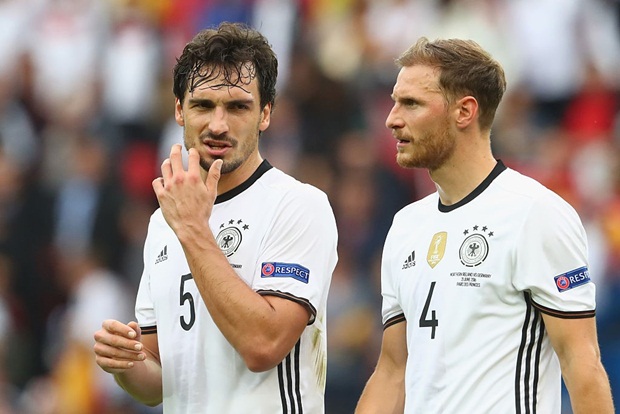 Đức (nhất bảng C): Đội tuyển của HLV Joachim Loew không gặp khó khăn để vào vòng knock-out. Tuy nhiên, Đức cho thấy không còn mạnh như cách đây 2 năm khi chinh phục World Cup 2014. Họ hòa 0-0 với Ba Lan và thắng Bắc Ireland với tỷ số tối thiểu 1-0. Tỷ lệ thắng ở vòng 1/8 là đặt 2 ăn 5. Tỷ lệ giành chức vô địch là đặt 1 ăn 5.