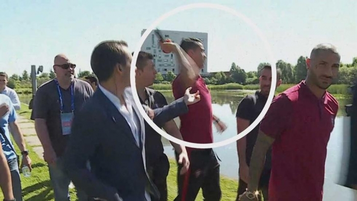 Ronaldo "tức giận" ném micro phóng viên xuống hồ. Ảnh: Internet.