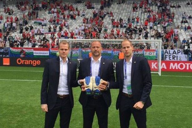 Gabor Kiraly, thủ thành số 1 của Hungary, và chiếc găng tay của người đồng đội quá cố Marton Fulop. Ảnh: Internet.