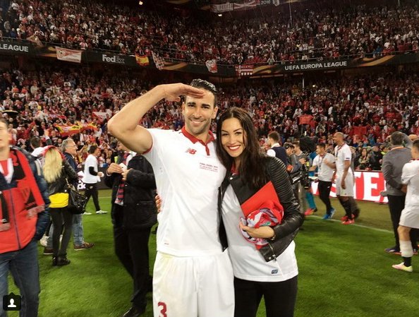 Adil Rami cùng bạn gái hơn tuổi đang chờ đón đứa con đầu lòng. Ảnh: Internet.