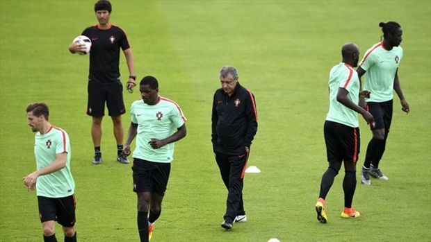 Trái ngược với sự lạc quan của các học trò, HLV Santos tỏ ra ưu tư và lo lắng trên sân tập. Ảnh: Internet.