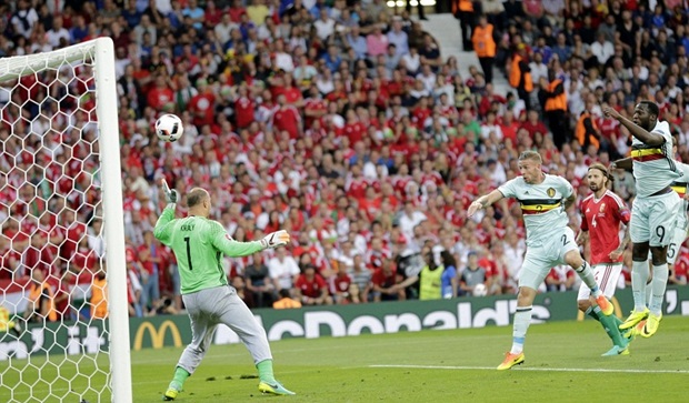 Bỉ nhanh chóng khẳng định sức mạnh bằng bàn thắng ngay phút thứ 10 của trận đấu. Từ pha đá phạt chuẩn xác của Kevin De Bruyne, hậu vệ Alderweireld dễ dàng loại bỏ hàng phòng ngự Hungary, đánh đầu chính xác mở tỷ số cho "Quỷ đỏ". Ảnh: Internet.