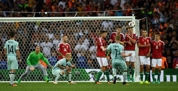 Bàn thắng từ rất sớm đã giúp cho tuyển Bỉ thi đấu vô cùng thoải mái. Hàng loạt các cơ hội ngon ăn được tạo ra nhưng lần lượt Lukaku, De Bruyne... đều không thể tận dụng thành công và hiệp 1 khép lại với bàn thắng duy nhất của Alderweireld. Ảnh: Internet.