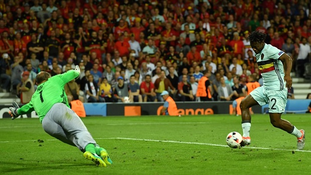 Sang hiệp 2, "Quỷ đỏ" vẫn tiếp tục duy trì sức ép khủng khiếp trước khung thành Hungary. Phút 78, sau đường chuyền như đặt của Eden Hazard, cầu thủ vừa vào sân thay người Michy Batshuayi dễ dàng hạ gục thủ thành Kiraly, nâng tỷ số lên 2-0 cho tuyển Bỉ. Ảnh: Internet.