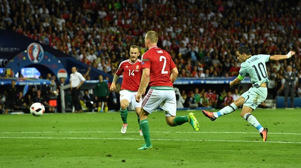 Hai phút sau bàn thắng của Batshuayi, tới lượt Hazard điền tên lên bảng điện tử sau pha solo đẳng cấp trước khi tung cú dứt điểm hiểm hóc mang về bàn thắng thứ ba cho tuyển Bỉ. Ảnh: Internet.