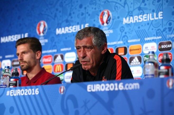 HLV Fernando Santos lo ngại mặt sân xấu ảnh hưởng tới chất lượng trận đấu. Ảnh: Internet.