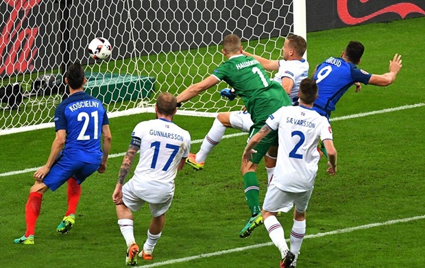 Hy vọng về cuộc lội ngược dòng thần kì của Iceland sớm bị dập tắt sau pha đá phạt của Payet, Giroud bật cao đánh đầu tung nóc lưới thủ thành Halldorsson, mang về bàn thắng thứ 5 cho Les Blues. Ảnh: Internet.