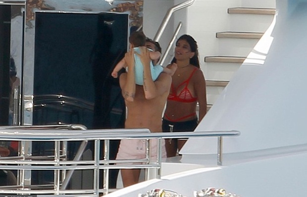 Hôm qua 4/7, tiền vệ Cesc Fabregas đưa ra gia đình đi biển ở Tây Ban Nha. Ảnh: Internet.