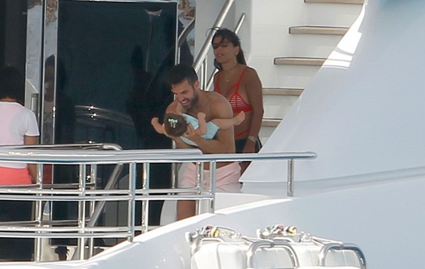 Cầu thủ thuộc biên chế Chelsea vui đùa cùng con gái trên du thuyền. Ảnh: Internet.