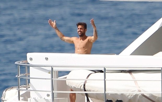 Cesc Fabregas tỏ ra không quá thất vọng khi trở về Tây Ban Nha sau kỳ EURO 2016 không thành công. Ảnh: Internet.