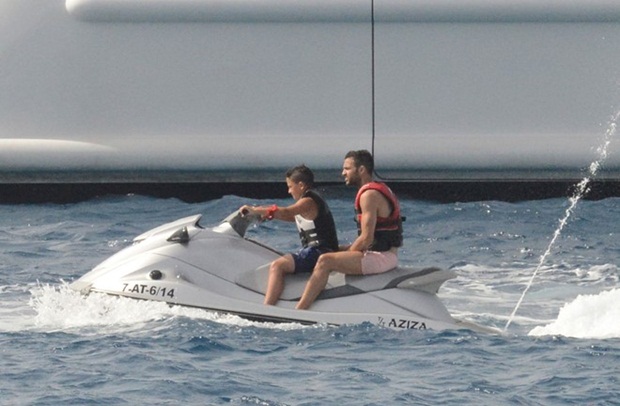 Cesc Fabregas vui đùa cùng cậu con trai riêng của bạn gái Daniella Semaan. Ảnh: Internet.