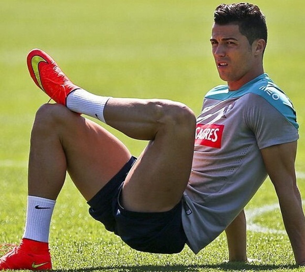 Cristiano Ronaldo luôn tự tin về thể hình chuẩn như người mẫu nhờ quá trình tập luyện với cường độ cao. Ảnh: Internet.