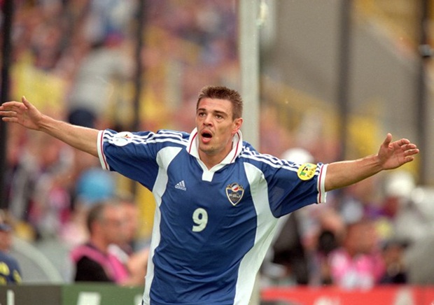 1. Savo Milošević (EURO 2000, sang Parma, 25 triệu euro): Chơi ấn tượng trong màu áo Real Zaragoza sau hai mùa giải đầu tiên, nhưng phải đến Euro 2000, tiền đạo của đội tuyển Nam Tư (khi đó) mới rực sáng. Anh giành danh hiệu Vua phá lưới giải đấu cùng Patrick Kluivert với 5 bàn thắng.