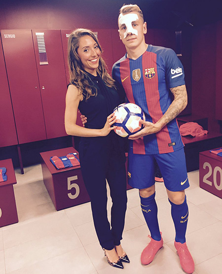 Niềm hạnh phúc của Digne và vợ khi trở thành cầu thủ Barca. Ảnh: Internet.