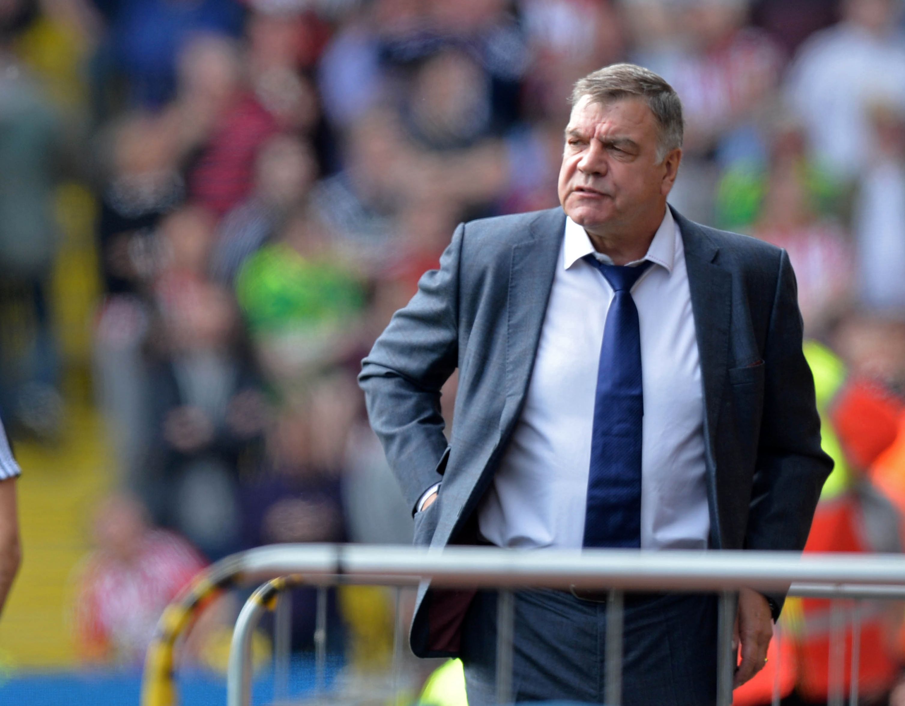 CĐV Tam Sư không mấy kỳ vọng vào tài cầm quân của Sam Allardyce. Ảnh: Internet.