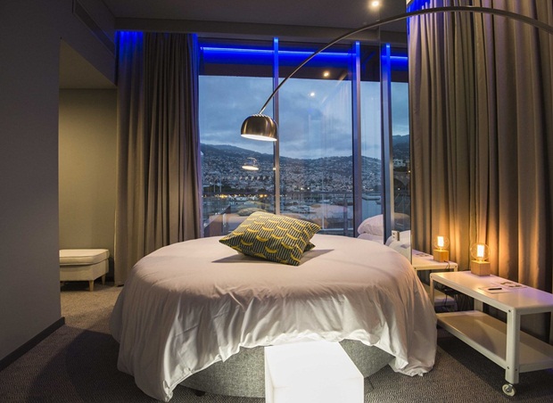 Căn phòng sang trọng với góc view hướng thẳng ra cầu cảng Funchal. Ảnh: Internet.