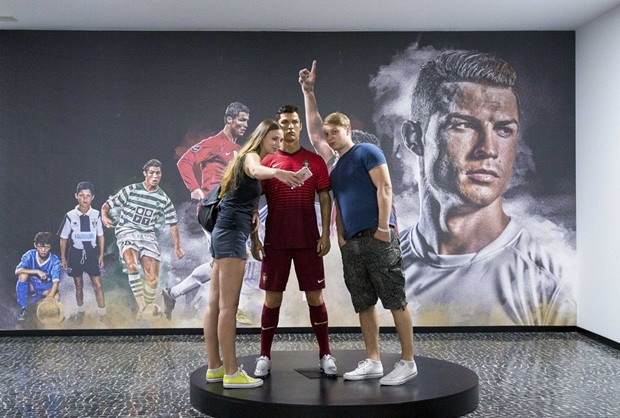 Du khách vui vẻ selfie cùng bức tượng sáp của thần tượng. "Sau Euro, Ronaldo sẽ bắt đầu mùa giải 2016/2017 cùng Real Madrid và cậu ấy có cơ hội mang về bảo tàng thêm những danh hiệu mới," Nuno Viveiros, anh họ của CR7 và cũng là giám đốc bảo tàng chia sẻ. Ảnh: Internet.