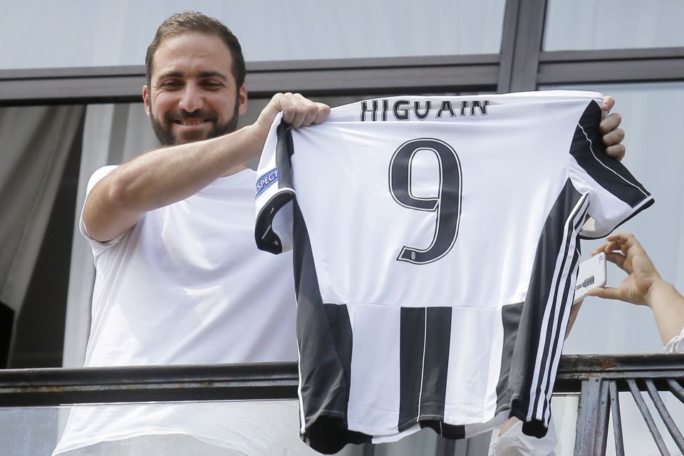 Higuain bị cho CĐV Napoli chỉ trích kịch liệt vì gia nhập Juventus. Ảnh: Internet.