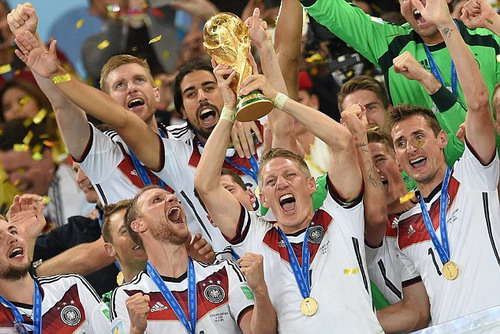 Schweinsteiger và chiếc cúp vô địch thế giới 2014 cùng tuyển Đức. Ảnh: Internet.