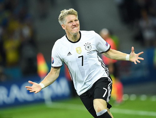 Khoảnh khắc tỏa sáng duy nhất của Schweinsteiger tại EURO 2016. Ảnh: Internet.