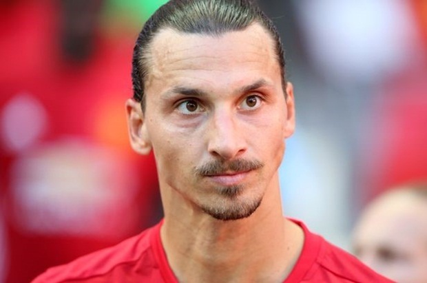 Zlatan Ibrahimovic: Chân sút người Thụy Điển là một người có cá tính cực kì mạnh mẽ. Ibrahimovic luôn muốn trở thành tâm điểm của sự chú ý ở bất cứ nơi nào anh đặt chân đến. Trước khi Pogba chính thức chuyển đến MU, tiền đạo 35 tuổi này cũng tỏ ra rất phấn khích trước viễn cảnh được chơi cùng một đàn em xuất sắc như vậy. Tuy nhiên, sự xuất hiện của một bom tấn lớn nhất lịch sử sẽ phần nào làm giảm đi sự chú ý mà đáng ra phải dành cho anh. Thật khó cho Ibra để trở thành một "vị thánh" khi người ta quan tâm nhiều hơn đến đôi chân trị giá 120 triệu euro của Pogba. Nhưng cũng không thể phủ nhận rằng việc Pogba đến MU sẽ giúp Ibrahimovic dễ thở hơn rất nhiều so với việc phải chơi bóng cùng Fellaini.