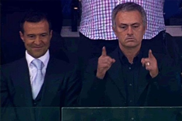Jorge Mendes: Siêu cò này là người đã biến Cristiano Ronaldo trở thành cầu thủ đắt giá nhất hành tinh vào năm 2009. Không rõ số tiền lót tay mà Mendes được nhận là bao nhiêu nhưng theo nhiều nguồn tin thì con số đó chắc chắn không dưới 5 triệu euro. Nhưng con số đó có lẽ chẳng đáng là bao khi nhìn vào số tiền mà Mino Raiola đã nhận được khi Pogba cập bến MU: 20 triệu bảng, số tiền đủ để đem về cho đội bóng một cầu thủ chất lượng.