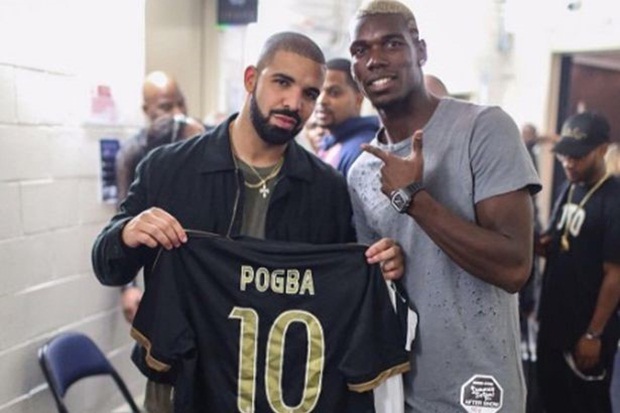 Drake: Có lẽ anh chàng rapper này cần bay đến Manchester để yêu cầu ông bạn Pogba kí lại cho một chiếc áo đấu khác bởi chiếc áo mà Drake được tặng là của Juventus.