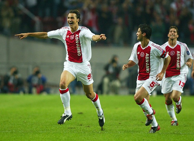 Ngược dòng về quá khứ, Ibrahimovic từng lập cú đúp giúp Ajax đánh bại Lyon ở vòng bảng Champions League vào tháng 9/2002. Đó là trận đầu tiên mũi nhọn này nếm trải cảm giác chinh chiến ở đấu trường danh giá cấp CLB của châu Âu. Ảnh: Internet.