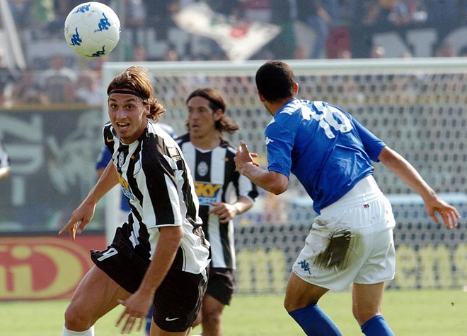 Sau khi rời Ajax để gia nhập Juventus vào năm 2004, Ibrahimovic tiếp tục có màn ra mắt ấn tượng, với bàn thắng ấn định tỷ số 3-0 trước Brescia mùa 2004-2005. Ảnh: Internet.