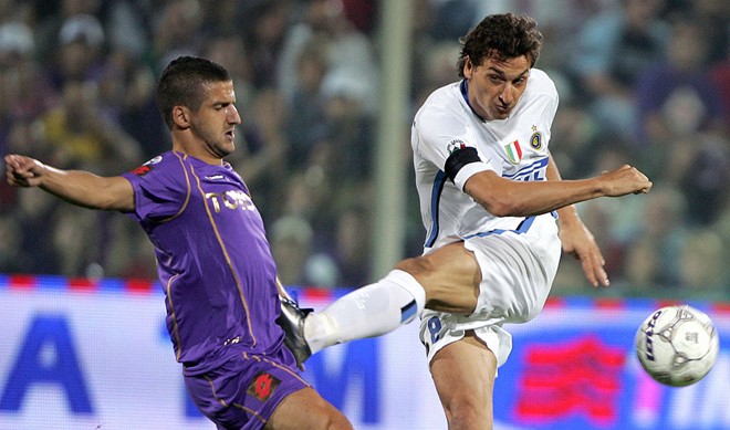Cũng tại Serie A, Ibrahimovic trong lần đầu tiên khoác áo Inter Milan sau khi rời Juventus đã có khởi đầu như mơ. Anh ghi bàn trong chiến thắng 3-2 trước Fiorentina ở vòng 1 mùa 2006-2007. Ảnh: Internet.