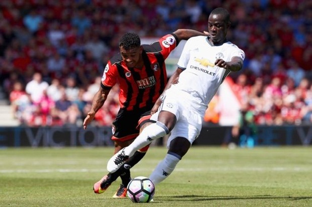 Eric Bailly (Manchester United): Trung vệ trẻ người Bờ Biển Ngà đã thi đấu vô cùng xuất sắc trong trận đấu ra mắt người hâm mộ giải Ngoại hạng. Không chỉ giành chiến thắng trong mọi pha tranh chấp, tỷ lệ chuyền chính xác của Bailly ở chuyến làm khách đến sân Dean Court còn lên đến 95%. Trung vệ lừng danh một thời Rio Ferdinand cho biết, anh đã nhìn thấy hình bóng của người đồng đội cũ Nemanja Vidic hiện hữu trong sao mai sinh năm 1994. Ảnh: Internet.