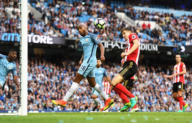 Những nỗ lực tấn công không biết mệt mỏi của Man City đã khiến cho Sunderland phạm sai lầm với pha phản lưới nhà của McNair. Ảnh: Internet.