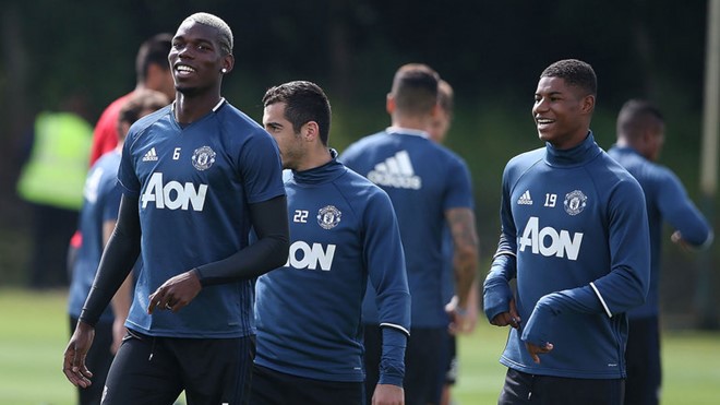 Pogba trong buổi tập luyện cùng các cầu thủ MU. Ảnh: Internet.