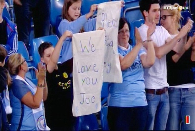Cổ động viên Man City liên tục giơ cao những tấm biển có dòng chữ thể hiện tình yêu dành cho Joe Hart, trong đó có cả lời kêu gọi anh ở lại. Ảnh: Internet.