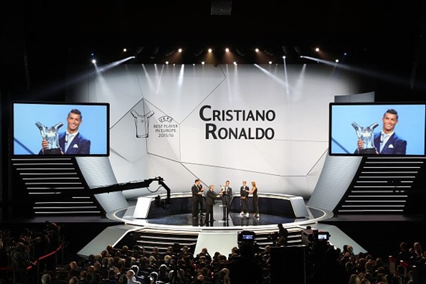 Việc Cristiano Ronaldo được xướng tên trong buổi lễ trao giải diễn ra ở Monaco không gây bất ngờ, bởi anh xứng đáng với giải thưởng cầu thủ hay nhất châu Âu mùa giải 2015/16. Ronaldo đã góp công lớn giúp Real đoạt chức vô địch Champions League lần thứ 11 khi ghi tới 16 bàn sau 12 trận. Ảnh: Internet.