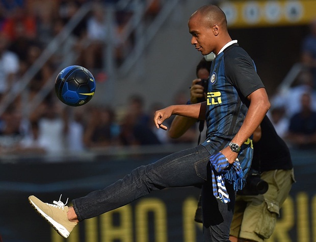 Joao Mario (45 triệu euro): Ở tuổi 23, anh gây ấn tượng khi cùng ĐT Bồ Đào Nha vô địch Euro 2016. Màn trình diễn rất tốt của Mario là yếu tố giúp Sporting thu về 45 triệu euro sau khi đồng ý nhượng anh cho Inter Milan. Đây là một trong những bản hợp đồng được CLB chủ sân Giuseppe Meazza kỳ vọng giúp họ lấy lại vị thế tại Serie A. Ảnh: Internet.