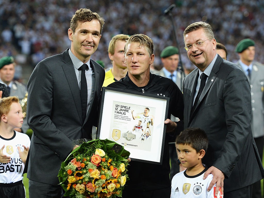 Người hâm mộ bóng đá Đức gọi Schweinsteiger là "chiến binh vĩ đại". Sau 12 năm thi đấu cho đội tuyển quốc gia, anh trải qua mọi cung bậc cảm xúc từ thất vọng ở EURO 2004, đau buồn (World Cup 2006, EURO 2008, World Cup 2010, EURO 2012), đến niềm vui tột đỉnh khi giành chức vô địch World Cup 2014 diễn ra tại Brazil. Ảnh: Internet.