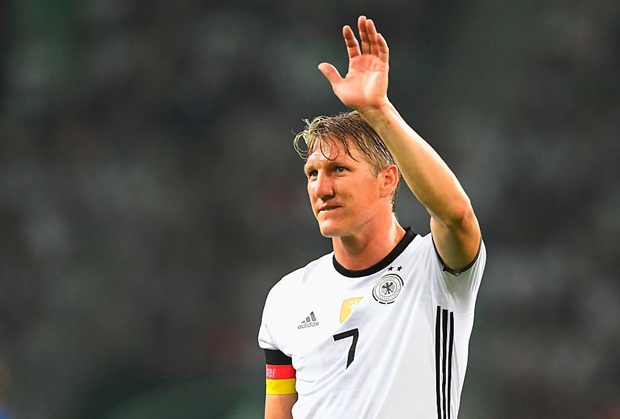 Anh vẫy tay tạm biệt người hâm mộ. Đó là hành độnh cảm ơn của tiền vệ 32 tuổi này dành cho cổ động viên đội tuyển Đức khi họ luôn cổ vũ kể từ khi anh được lên chơi ở đội tuyển quốc gia năm 2004. Ảnh: Internet.