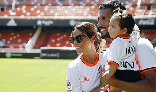 Gia đình trung vệ Garay ra mắt sân Mestalla. Ảnh: Internet.