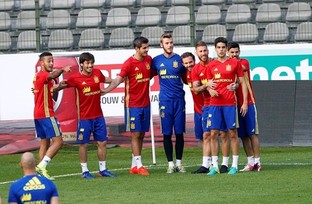 Bầu không khí trong buổi tập của ĐT Tây Ban Nha khá thoải mái. Sau khi HLV Del Bosque nghỉ hưu, đội tuyển xứ sở bò tót đang được dẫn dắt bởi Julen Lopetegui. Ảnh: Internet.