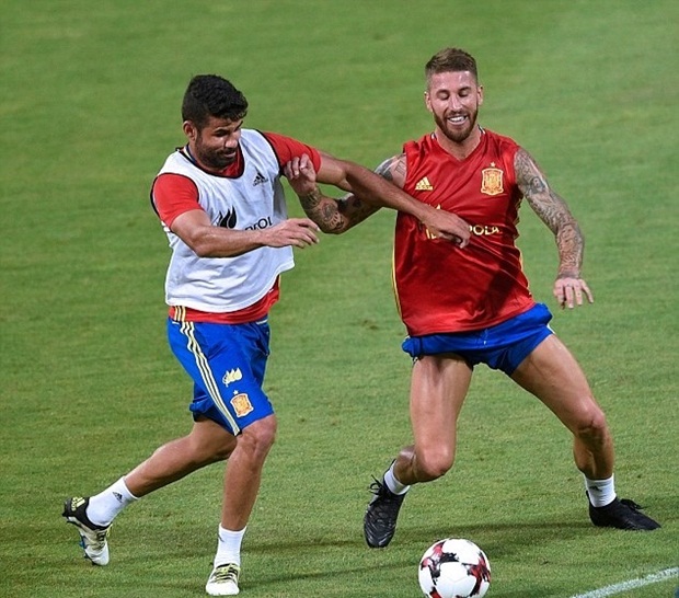 ĐT Tây Ban Nha quyết tâm khởi đầu chiến dịch vòng loại World Cup 2018 một cách suôn sẻ, nên tập luyện tích cực nhằm có kết quả tốt nhất. Tiền đạo Diego Costa và trung vệ Sergio Ramos tranh bóng quyết liệt. Ảnh: Internet.